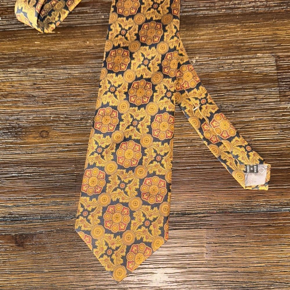 Christian Dior Elegant Gold and Black Patterned silk Tie